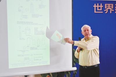 柯林·達爾頓正在給洛陽高校建筑專業學生講解建筑設計發展史