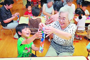 孩子與老人其樂融融。