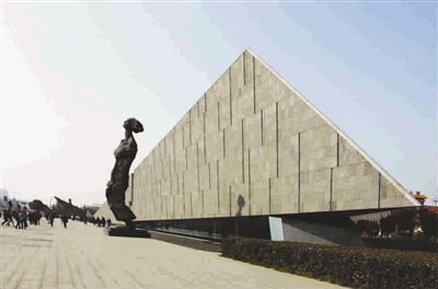 南京大屠殺紀念館，高達數米的“家破人亡”巨型雕塑