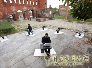 網絡空間不能完全脫離現實空間