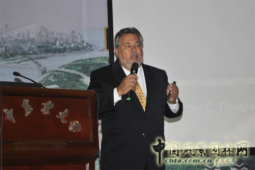 美國著名風景園林大師、EDSA創始總裁庫曼先生