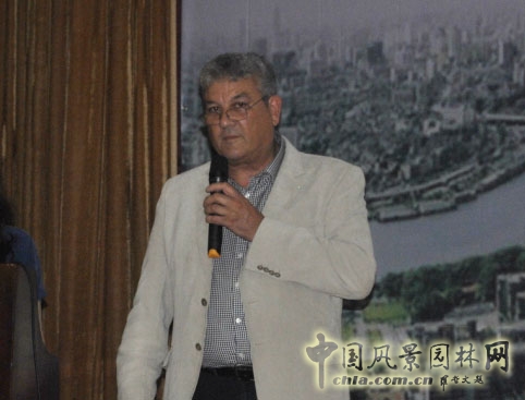 英國(guó)皇家園林學(xué)會(huì)原副會(huì)長(zhǎng)、英國(guó)切爾西花展原主席Stephen Bennett先生