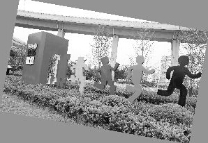 兒童奔跑的綠雕