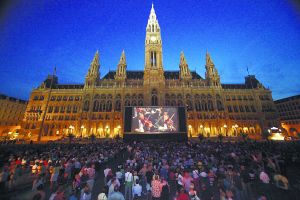 市政廳廣場的夏季電影節,是每年一度的城市盛會。