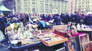 Naschmarkt的露天跳蚤市場,光顧者絡繹不絕。