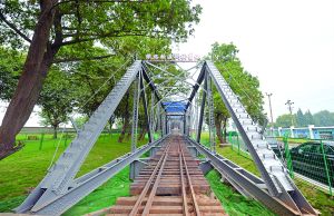 鐵路輪渡棧橋舊址聳立江邊。