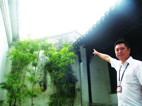 耦園西花園緊臨民宅。