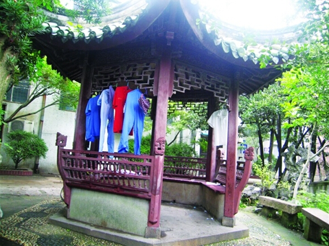 蔭廬六角亭里晾著衣物。