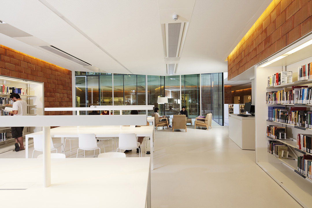 該項目旨在原有花園下方建造新建筑而不占用花園用地。“陽光花園”是該項目的口號,這兩個簡單的詞組總結(jié)性地呈現(xiàn)了項目的兩個重要理念:維 護和優(yōu)化現(xiàn)有花園;打造光線良好的趣味空間。 圖書館嵌入Vil?la Florida花園下方,花園內(nèi)的樹木投下斑駁陰影。建筑內(nèi)部是一個鉸接式的變化空間,每個人都能在此找到自己喜歡的位置,是一個 個性化的獨特空間。