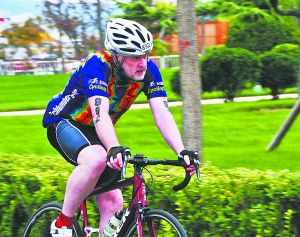 選手騎行在鐵三最美賽道