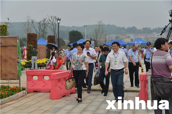 嘉賓陸續走進開幕式會場