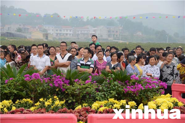 從四里八鄉趕來觀看開幕式的熱情的鄉親們