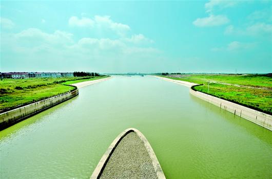 站在荊江大堤防洪閘上俯瞰河道