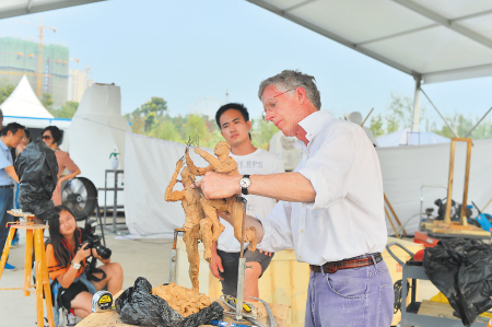 英國雕塑家米勒正對著模特制作籃球運動雕塑,他擅長具像寫實的人物雕塑。