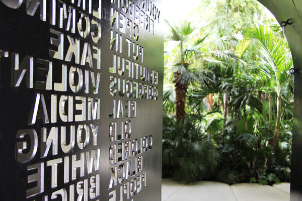 隱藏在巨大草坡內(nèi)的熱帶雨林風(fēng)情