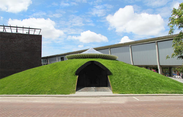 隱藏在巨大草坡內(nèi)的熱帶雨林風(fēng)情