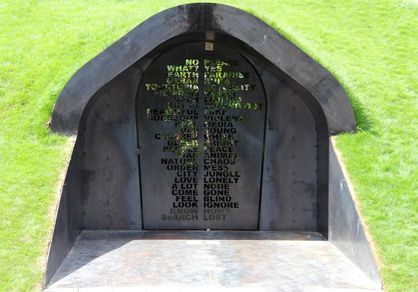 隱藏在巨大草坡內的熱帶雨林風情