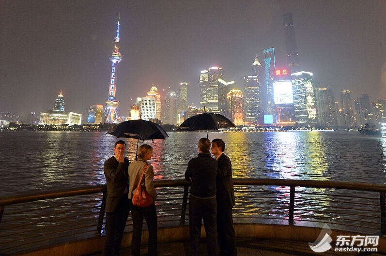 “首屆世界城市日·點(diǎn)亮城市”景觀燈光秀亮相申城