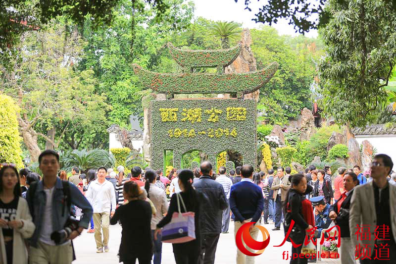 西湖公園菊展創歷屆規模之最 首次亮相大型造型藝菊