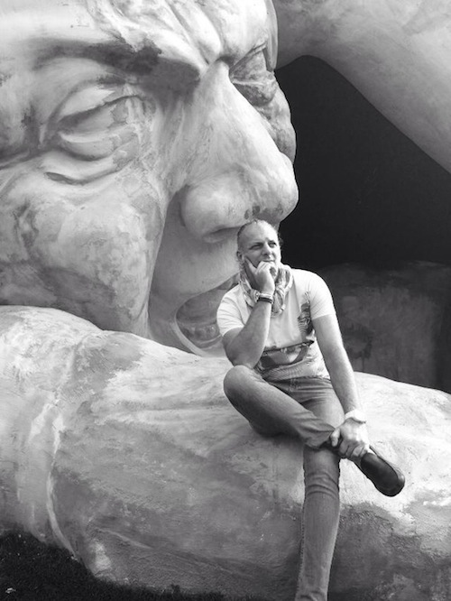 震撼力十足！從地底爬出來的超大雕像Feltépve