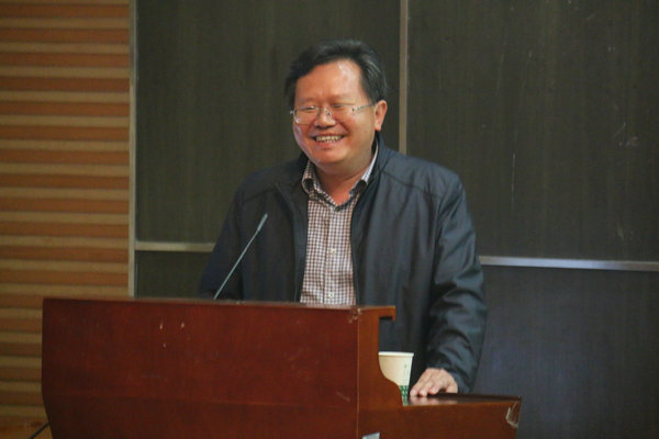 白廣武正在演講