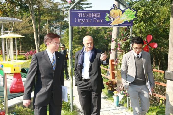 霍巴拉先生參觀有機植物園