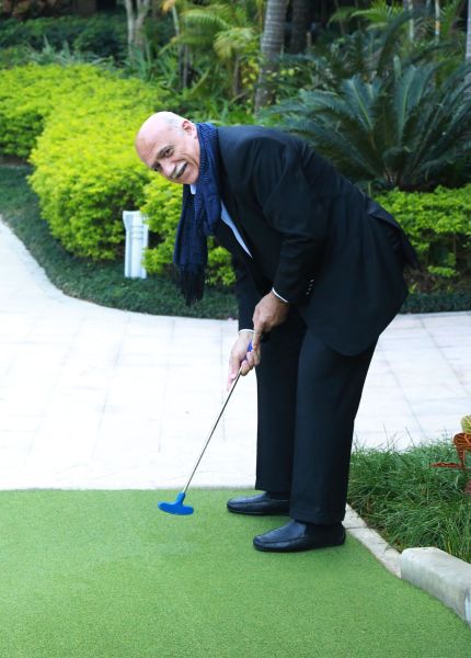 霍巴拉在生態游中體驗迷你高爾夫