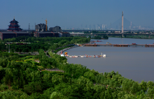 清渭樓、渭城橋與綠地水面完美融合