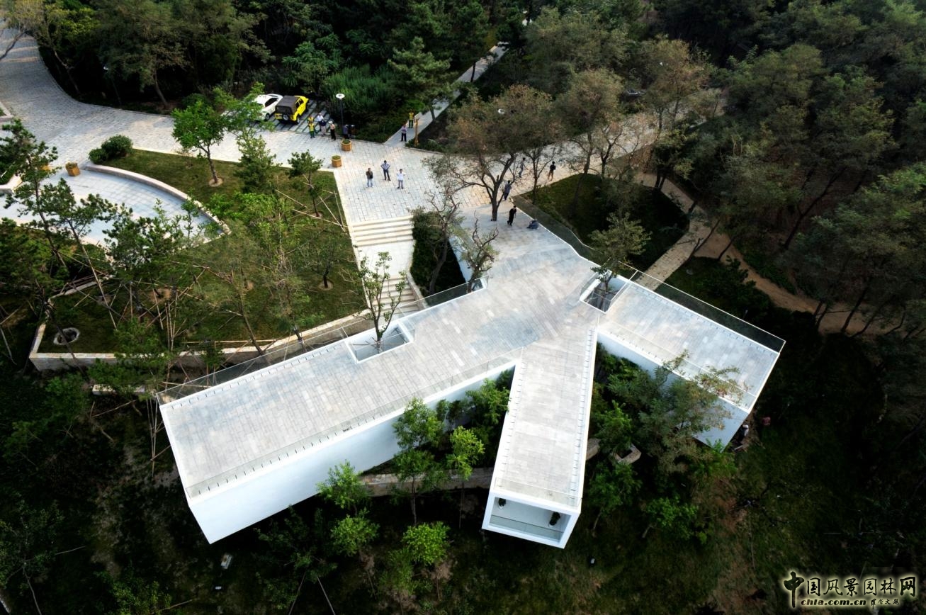 管理房公廁等建筑與山體樹木的結合