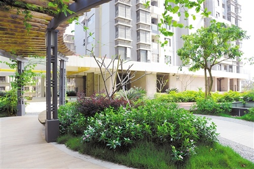 廣西建筑科學(xué)研究設(shè)計院小區(qū)內(nèi)的二樓中庭綠化。