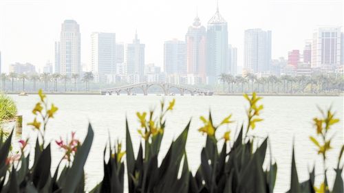 南湖碧波瀲滟。