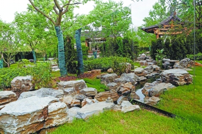 缺園內的一面鏡子“拉長”了園內的小溪。