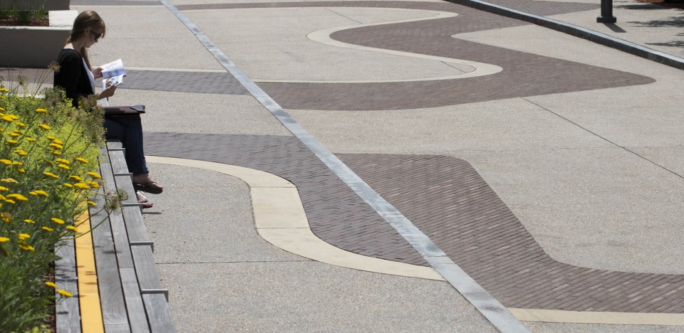 麻省藝術與設計學院宿舍樓前小廣場設計