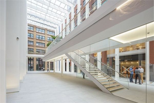 淡雅與明媚并置 ：荷蘭政府大樓改造設計