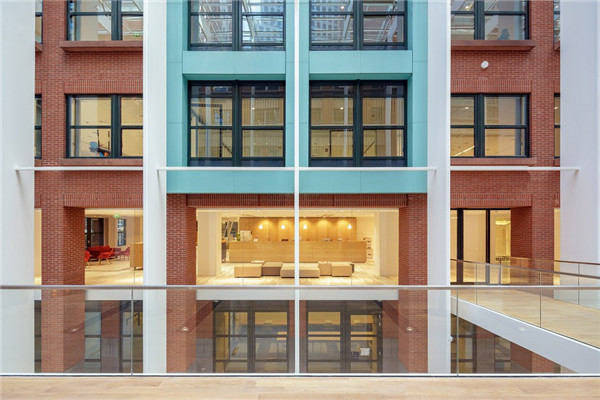 淡雅與明媚并置 ：荷蘭政府大樓改造設計