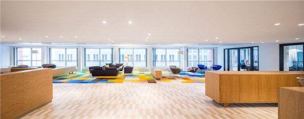 淡雅與明媚并置 ：荷蘭政府大樓改造設計