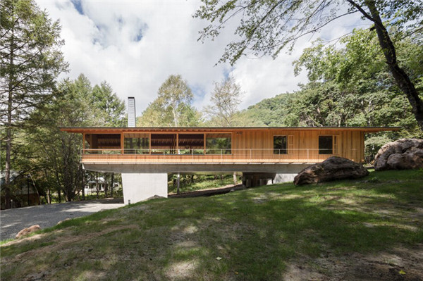 日本:混凝土基座上的林中小屋