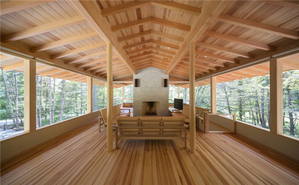 日本：混凝土基座上的林中小屋