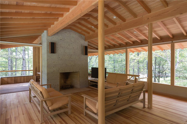 日本：混凝土基座上的林中小屋