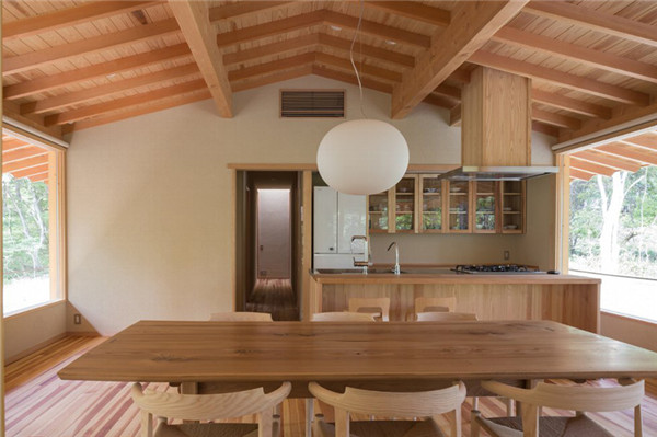 日本：混凝土基座上的林中小屋