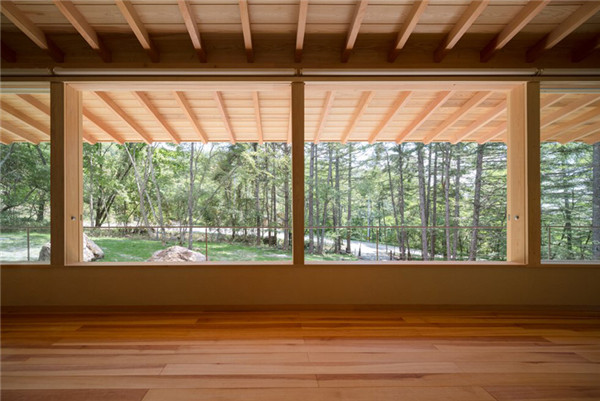 日本：混凝土基座上的林中小屋