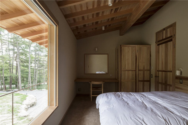 日本:混凝土基座上的林中小屋