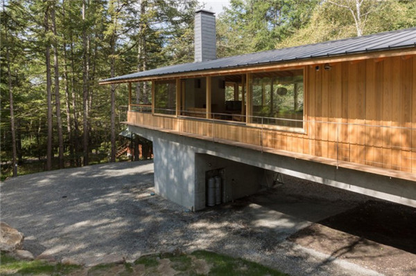 日本:混凝土基座上的林中小屋