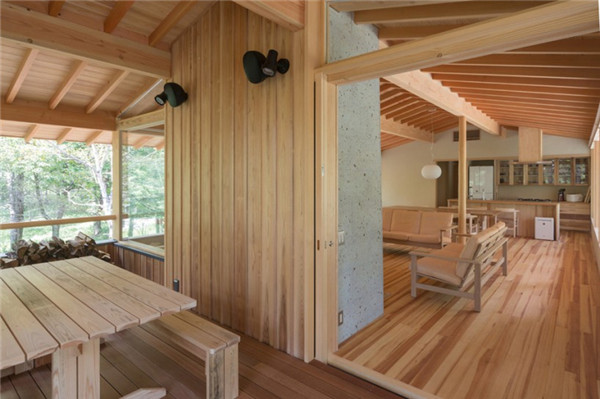 日本：混凝土基座上的林中小屋