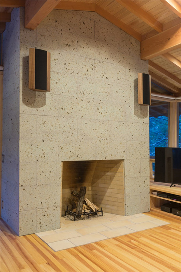 日本：混凝土基座上的林中小屋