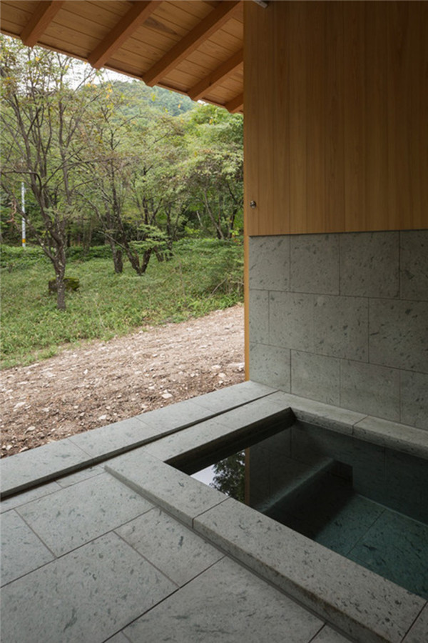 日本：混凝土基座上的林中小屋