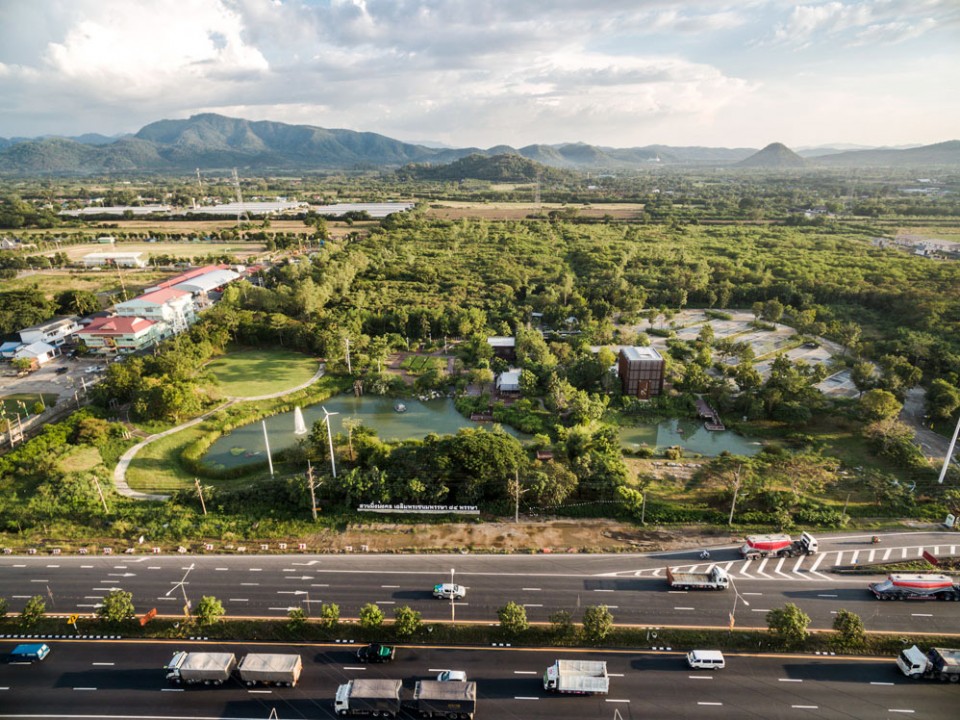 泰國:高速路旁的鄉土風格開放型城市公園