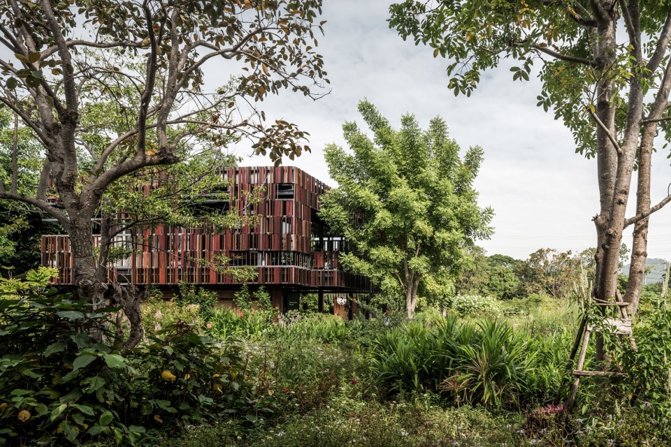 泰國:高速路旁的鄉土風格開放型城市公園