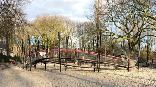 炫彩弧線，阿姆斯特丹游樂場設計