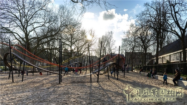 炫彩弧線，阿姆斯特丹游樂場設計